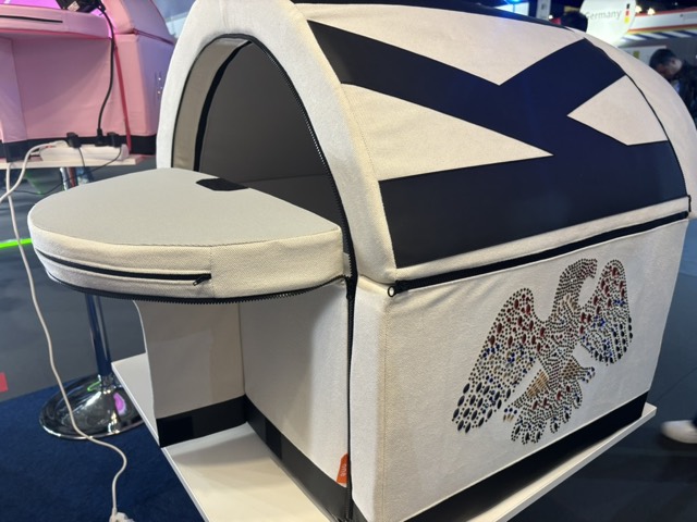 IBC 2025: King'in kristal taşlı kartal motifi